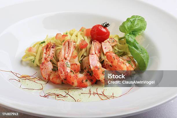 Garnelen Mit Safran Pasta Tomatoe Und Basilikum Stockfoto und mehr Bilder von Basilikum - Basilikum, Fisch, Fische und Meeresfrüchte
