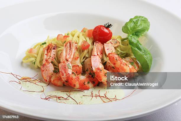 Prawns Com Açafrão Massa Tomatoe E Manjericão - Fotografias de stock e mais imagens de Assado - Assado, Açafrão, Branco