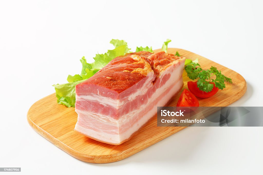 Pezzo di carne maiale, bacon affumicato - Foto stock royalty-free di Lardo