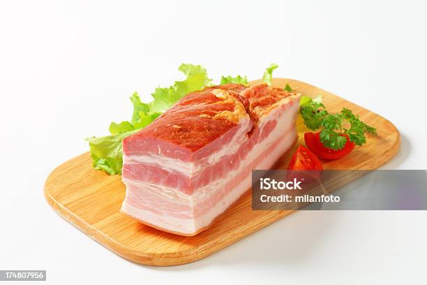 Pezzo Di Carne Maiale Bacon Affumicato - Fotografie stock e altre immagini di Lardo - Lardo, Scontornabile, Alimentazione non salutare