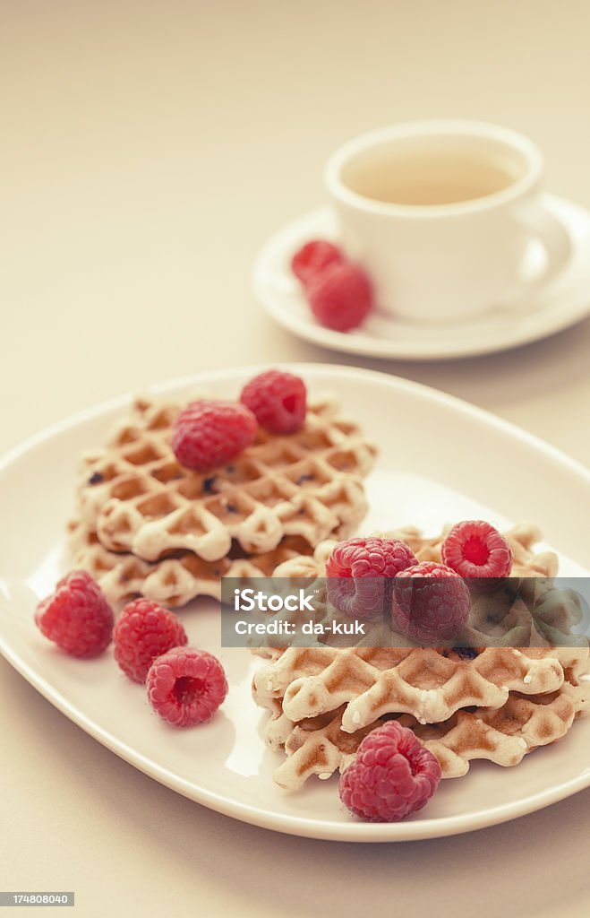 Waffles com framboesa e chá - Foto de stock de Almoço royalty-free