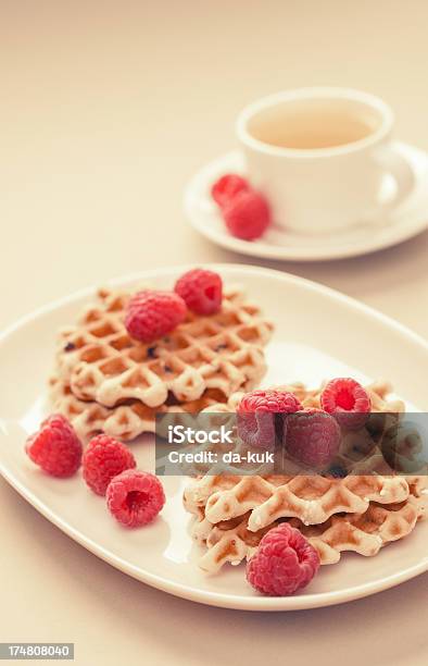 Foto de Waffles Com Framboesa E Chá e mais fotos de stock de Almoço - Almoço, Assado no Forno, Baga - Fruta