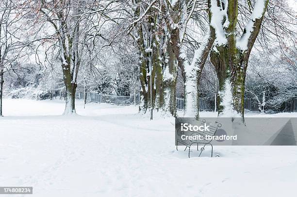 スノーイー冬の風景に公共の公園 - パークベンチのストックフォトや画像を多数ご用意 - パークベンチ, 雪, イングランド
