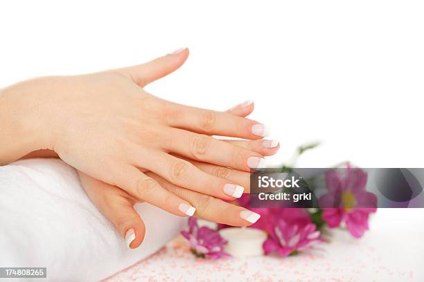 Foto de De Manicure e mais fotos de stock de Salão de Manicure - Salão de Manicure, Adulto, Beleza