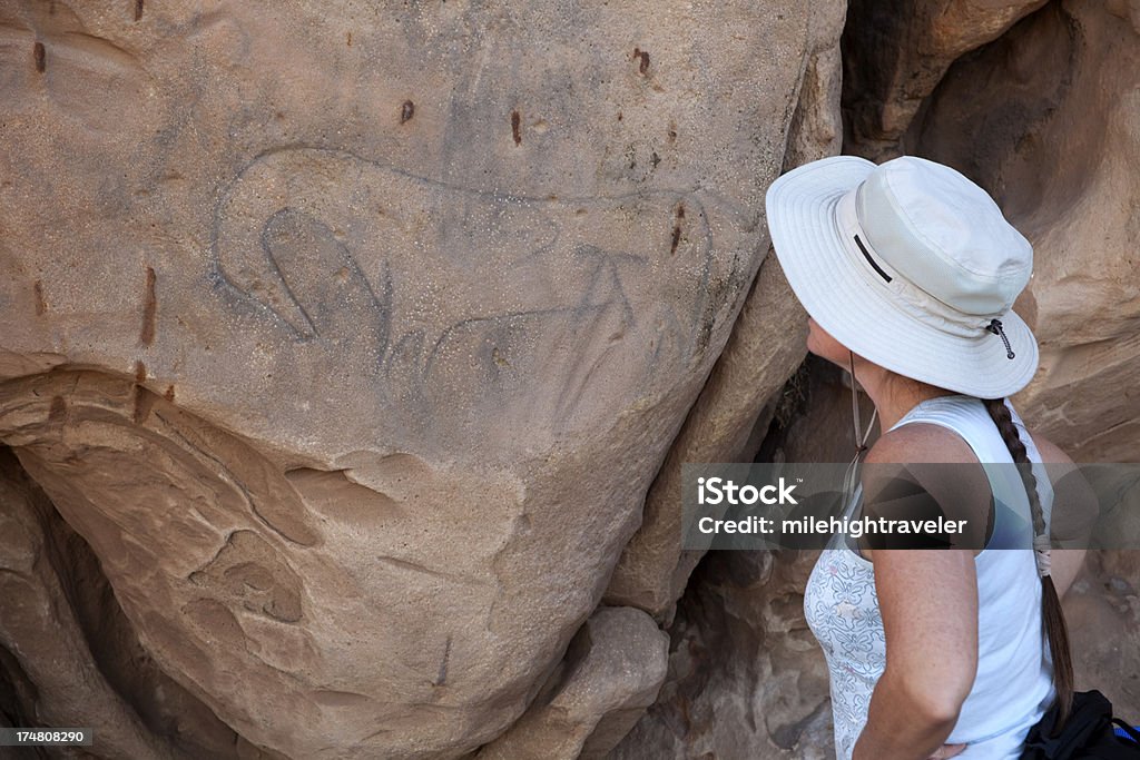 Scarpa da hiking e Plains Indians di arte rupestre Colorado - Foto stock royalty-free di Ambientazione esterna