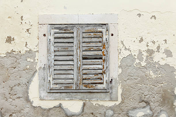 cinza grunge janela de madeira envelhecida do obturador de zadar croácia - shutter unhygienic ancient old - fotografias e filmes do acervo