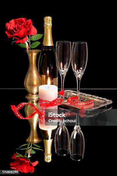 Klasyczne I Romantyczny Valentine Dzień - zdjęcia stockowe i więcej obrazów Bez ludzi - Bez ludzi, Butelka, Butelka wina
