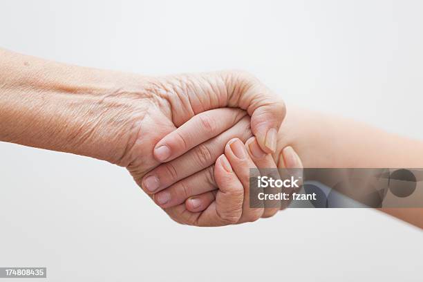 Elderly 손 및 양육자 2명에 대한 스톡 사진 및 기타 이미지 - 2명, 60-69세, 70-79세