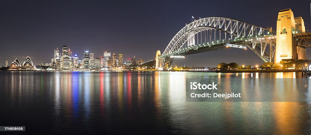 Skyline von Sydney und der Harbour Bridge bei Nacht in Australien - Lizenzfrei Abenddämmerung Stock-Foto