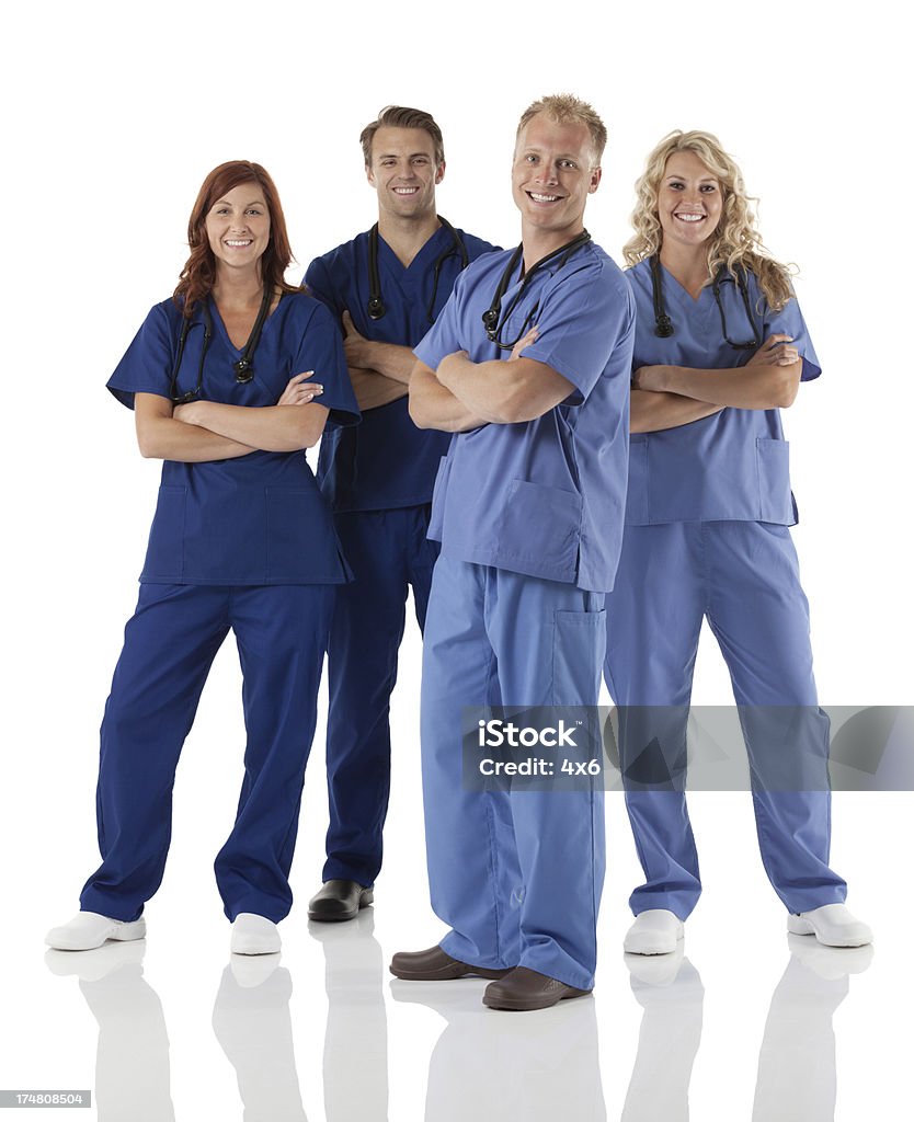 Sonriente equipo de profesionales médicos - Foto de stock de Encuadre de cuerpo entero libre de derechos