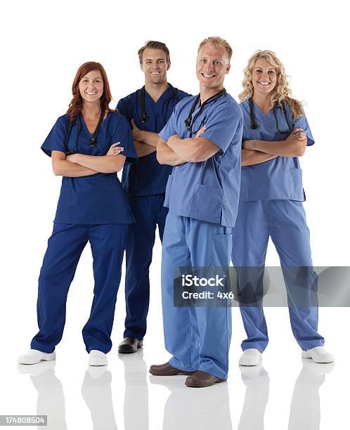 Sonriente Equipo De Profesionales Médicos Foto de stock y más banco de imágenes de Encuadre de cuerpo entero - Encuadre de cuerpo entero, Personal de enfermería, Fondo blanco