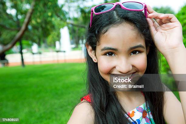 Niña Mirando A La Cámara Foto de stock y más banco de imágenes de 8-9 años - 8-9 años, Adolescencia, Adolescente