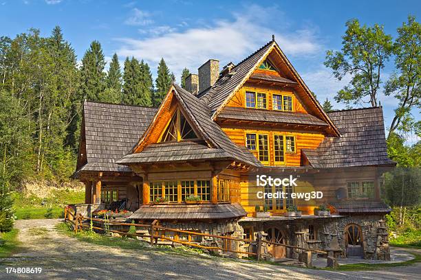 Hölzerne Residential House Stockfoto und mehr Bilder von Zakopane - Zakopane, Blockhütte, Berg