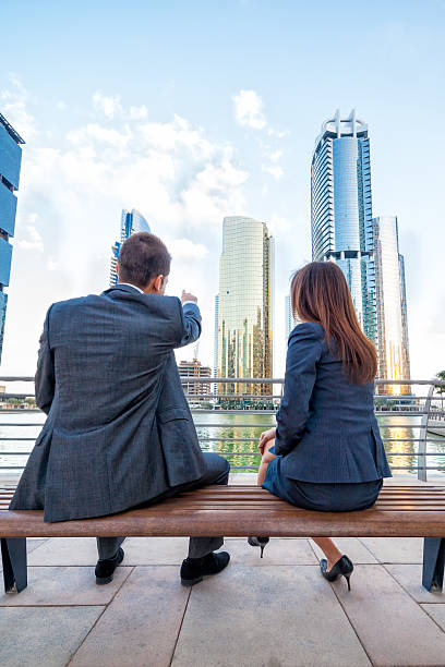 pareja con la arquitectura moderna de negocios - model96 fotografías e imágenes de stock