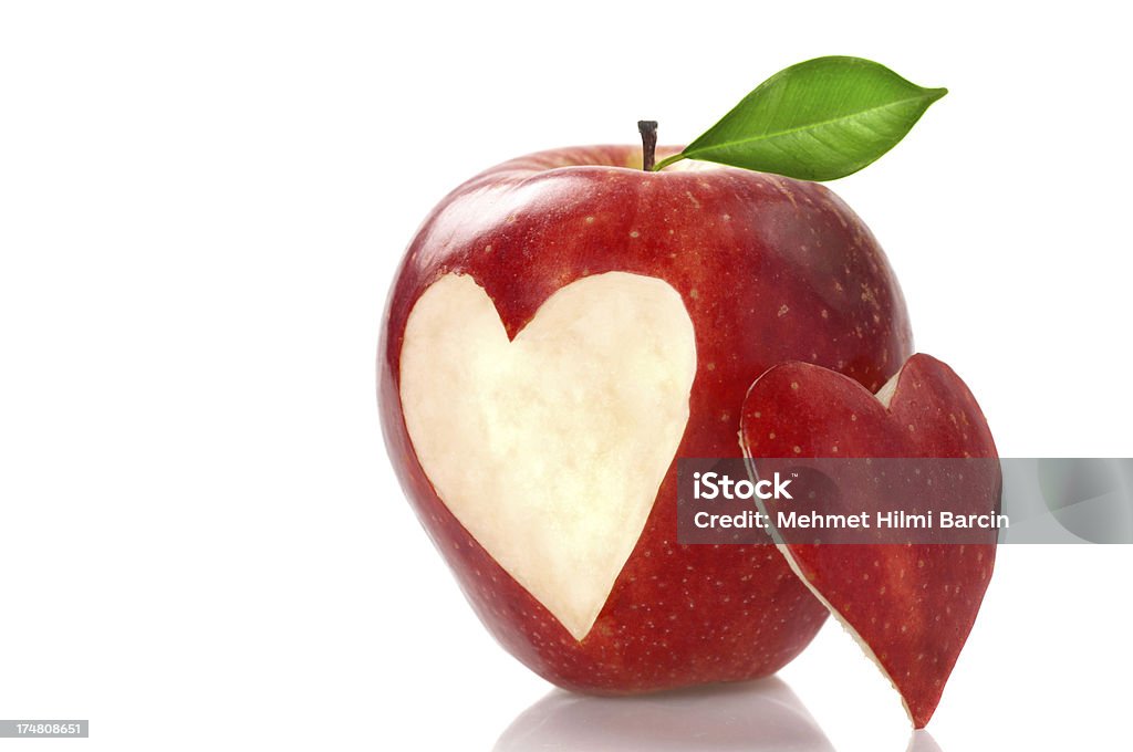 A forma di cuore da Mela rossa - Foto stock royalty-free di Lavoro d'intaglio