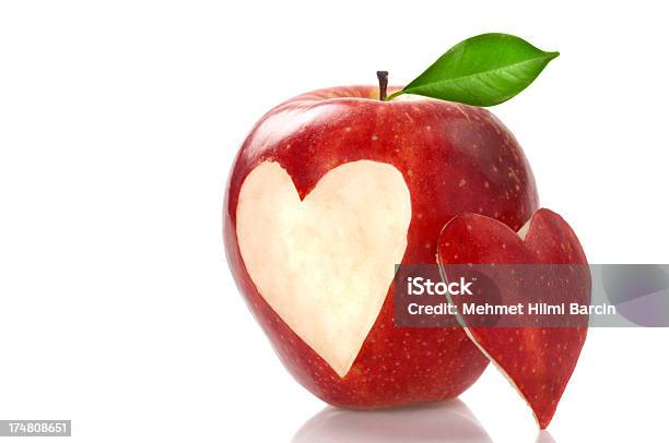 Serce Na Czerwone Jabłko - zdjęcia stockowe i więcej obrazów Jabłko - Jabłko, Neutralne tło, Rzeźba - Wyrób rzemieślniczy