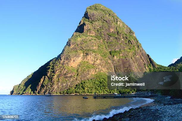 Petit Piton Peak Soufriere I Zatokę - zdjęcia stockowe i więcej obrazów Bez ludzi - Bez ludzi, Brzeg wody, Egzotyka