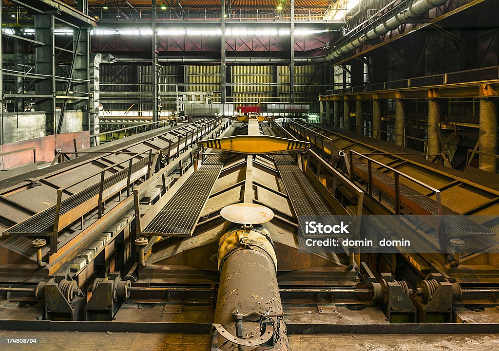 Heavy industry interior, fornos de carbono aquecimento na antiga fábrica - Foto de stock de Abandonado royalty-free