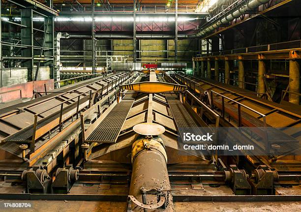 Foto de Heavy Industry Interior Fornos De Carbono Aquecimento Na Antiga Fábrica e mais fotos de stock de Abandonado