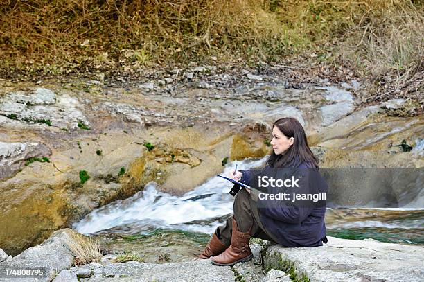 Frau Zeichnen Im Freien Stockfoto und mehr Bilder von Bildender Künstler - Künstler - Bildender Künstler - Künstler, Bleistiftzeichnung, Eine Frau allein