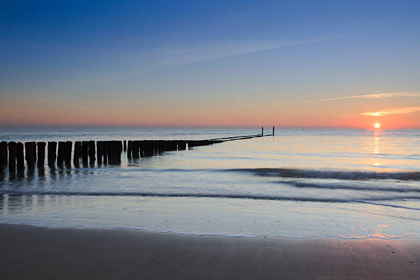 스택스 깨는 한 압살했다 귀하와 함께 네덜란드 코스트 - horizon over water blurred motion long exposure zeeland 뉴스 사진 이미지