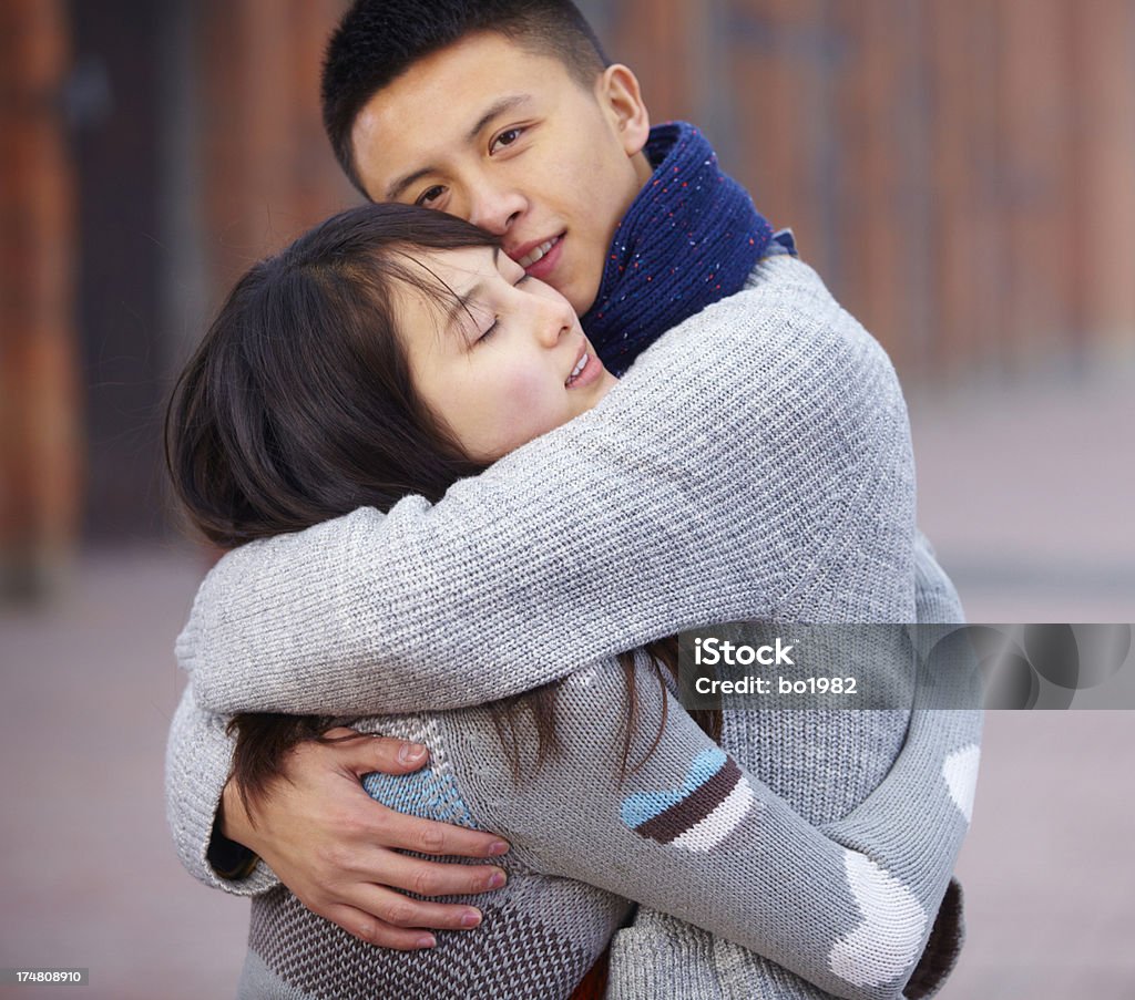 Amantes de jovem feliz segurando juntos - Foto de stock de 20-24 Anos royalty-free