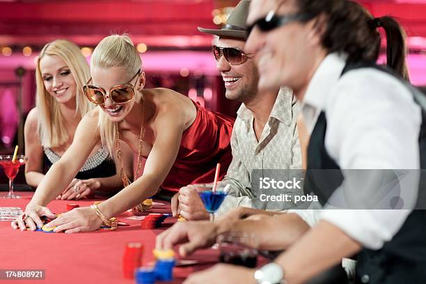 Mujer Jugando Al Póker Y Galardonados Foto de stock y más banco de imágenes de Juegos - Juegos, Mesa - Mueble, Mesa de juego