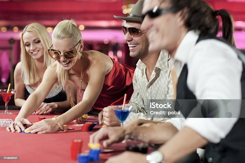 Kobieta Gra w pokera i doskonałej - Zbiór zdjęć royalty-free (Gra)