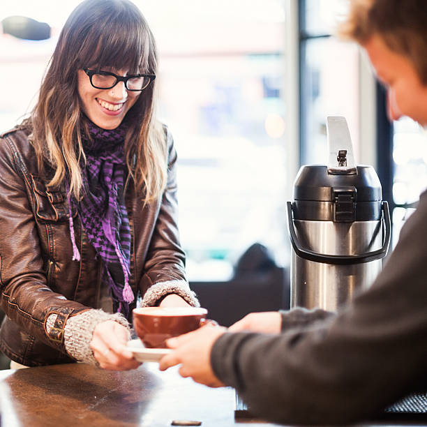 latte coffe shop - caffeine caucasian satisfaction small business zdjęcia i obrazy z banku zdjęć