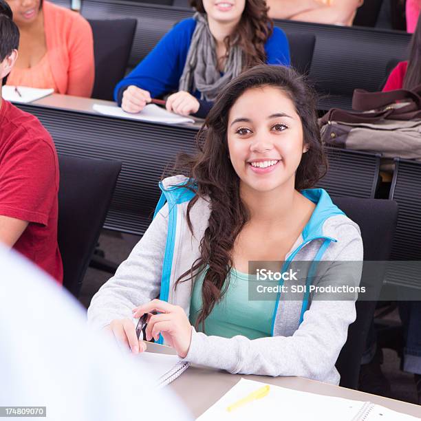 Glückliche Schüler In Klasse Aufmerksames Zuhören Stockfoto und mehr Bilder von Akademisches Lernen - Akademisches Lernen, Ausbilder, Beginn des Schuljahres