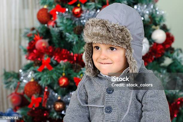 Ragazzo Mordersi Le Labbra - Fotografie stock e altre immagini di 2-3 anni - 2-3 anni, Albero, Albero di natale