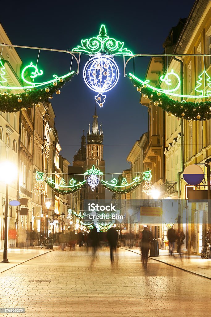 Florianska Street con decoraciones de Navidad al atardecer, Cracovia, Polonia - Foto de stock de Actividad libre de derechos