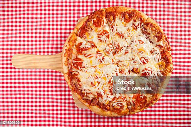 Pizza Pepperoni - zdjęcia stockowe i więcej obrazów Fotografika - Fotografika, Gotować, Horyzontalny