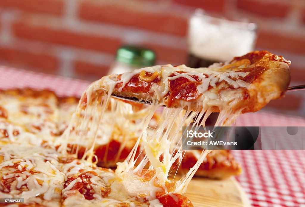 페페로니 피자 - 로열티 프리 맛좋은 소스 스톡 사진