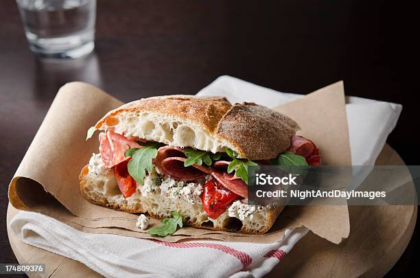 Hausgemachte Salamisandwich Stockfoto und mehr Bilder von Sandwich - Sandwich, Brötchen, Feinkostgeschäft