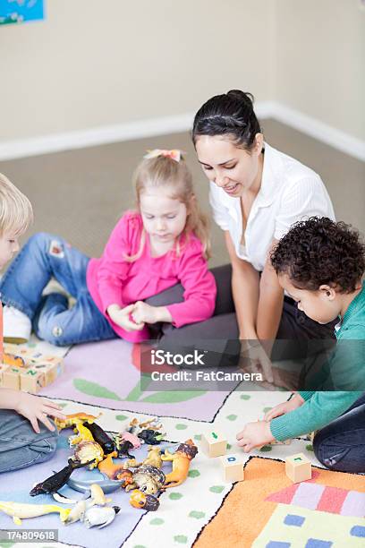 Insegnante E Bambini In Strutture Di Assistenza Diurna - Fotografie stock e altre immagini di A forma di blocco