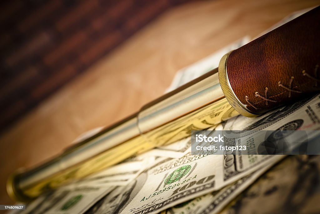 Télescope dans un tas de 100 $US dollar bills table en biais - Photo de Angle de prise de vue libre de droits