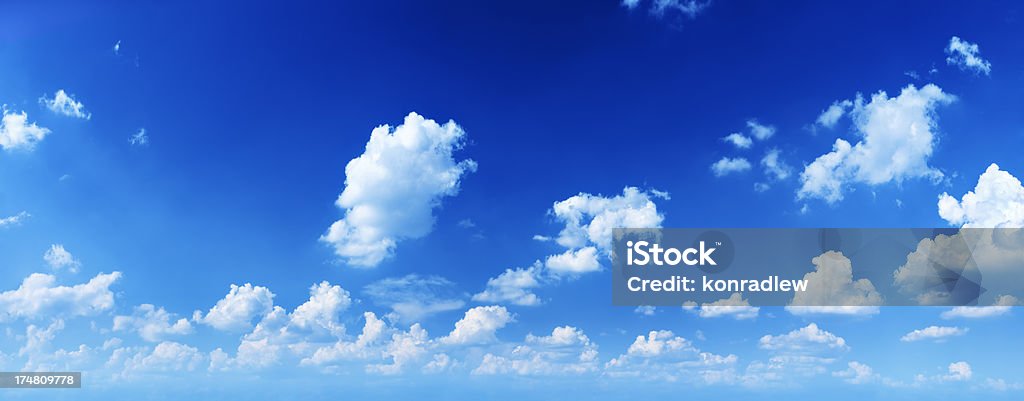 Junto ao pôr do sol - 46 Mpix céu azul, Panorama de Paisagem com nuvens - Royalty-free Aberto Foto de stock