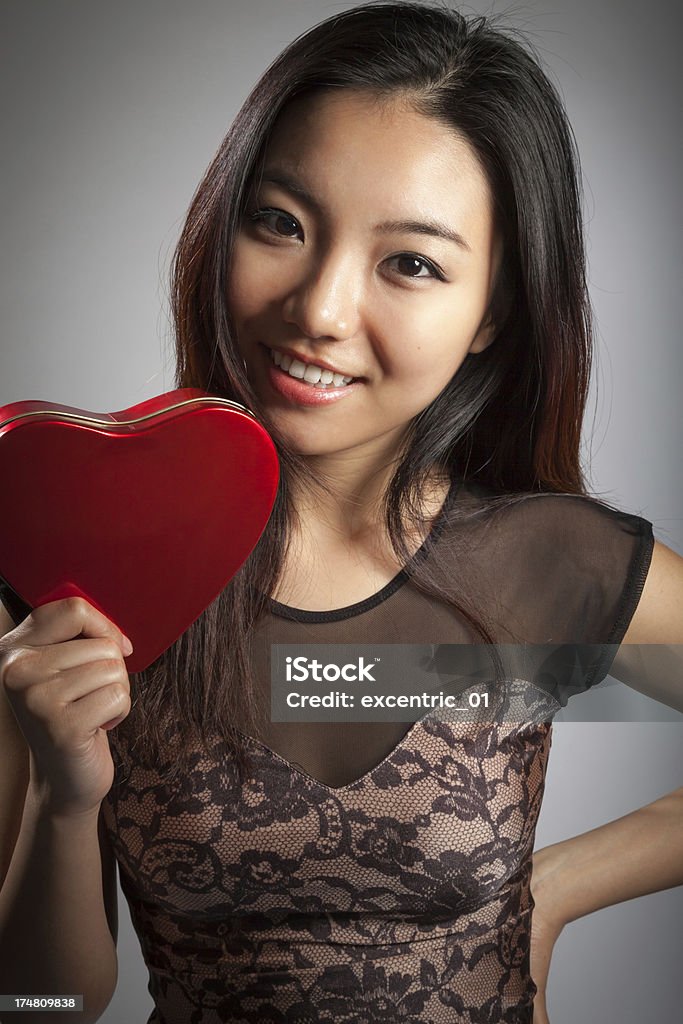 매력적인 아시아판 여자아이 있는 회색 배경 - 로열티 프리 20-29세 스톡 사진