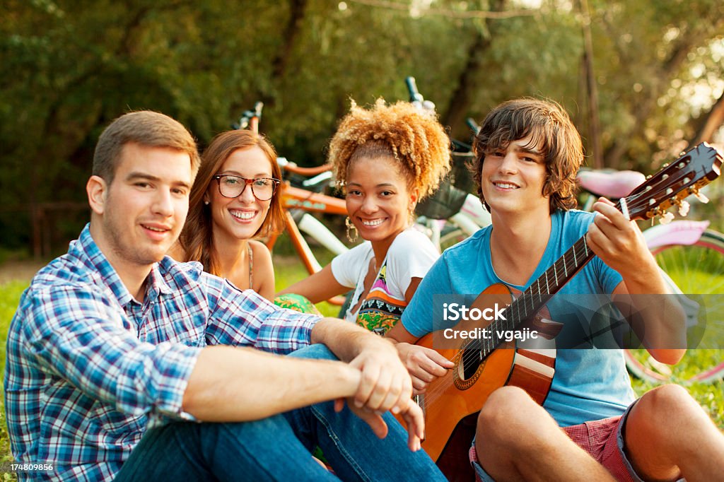 Joven pareja feliz divertirse al aire libre - Foto de stock de Actividad libre de derechos