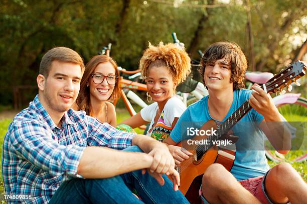 Feliz Jovens Casais Tendo Diversão Ao Ar Livre - Fotografias de stock e mais imagens de Adolescente - Adolescente, Adulto, Afro-americano