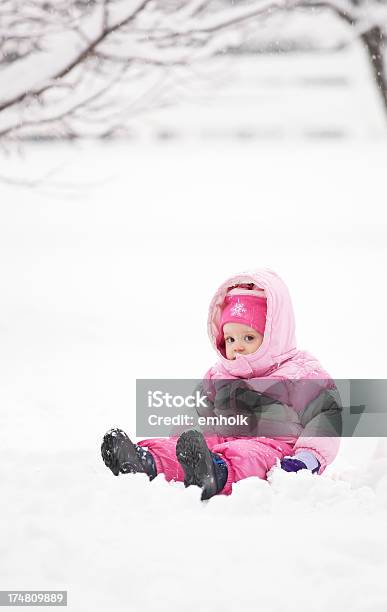 Bambina Seduta Nella Neve - Fotografie stock e altre immagini di 12-17 mesi - 12-17 mesi, 12-23 mesi, Abbigliamento da neonato