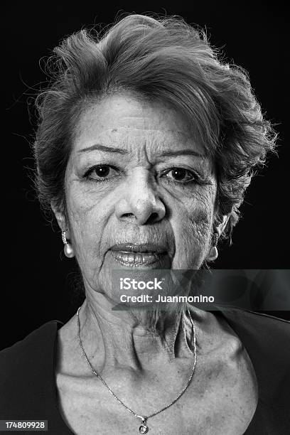 Fotografia Da Cabeça De Um Senior Hispânico Mulher Em Preto E Branco - Fotografias de stock e mais imagens de Retrato