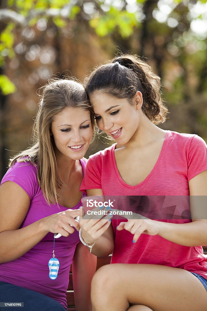 Dwa Młoda kobieta z telefonu komórkowego - Zbiór zdjęć royalty-free (18-19 lat)