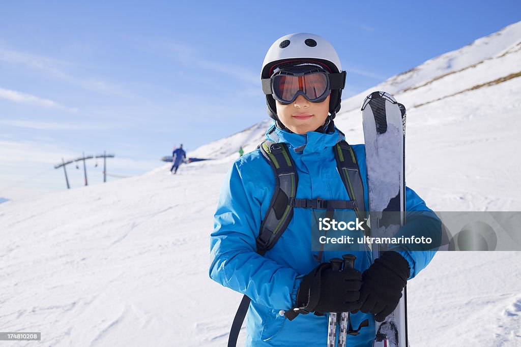 Jeune garçon avec un matériel de ski - Photo de Casque libre de droits