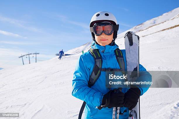 Молодой Мальчик С Лыжное Снаряжение — стоковые фотографии и другие картинки Каска - Каска, Лыжный спорт, Взрослый