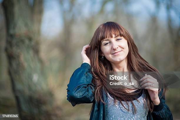 Ritratto Di Una Bella Giovane Donna - Fotografie stock e altre immagini di 20-24 anni - 20-24 anni, Adulto, Allegro