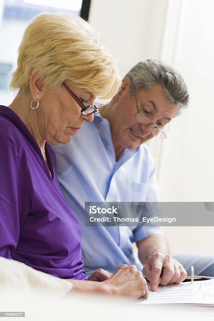 Casal sênior olhando sobre as contas - Foto de stock de 65-69 anos royalty-free