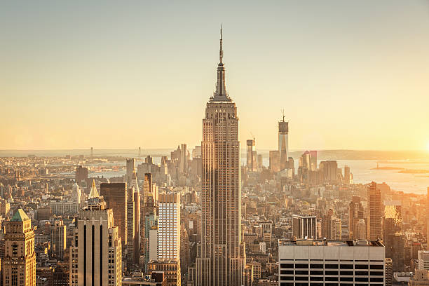 манхэттен городской пейзаж, закат skyline - empire state building стоковые фото и изображен ия