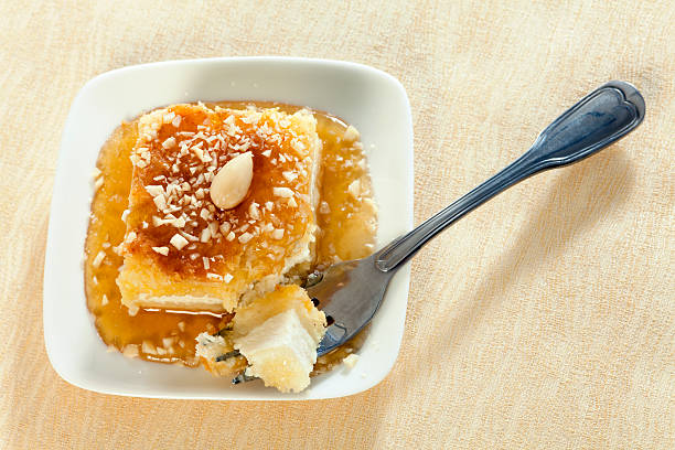 bolo de queijo com amêndoas e mel - cheesecake syrup almond cream imagens e fotografias de stock